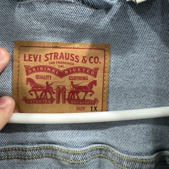 Levi’s Jean Jacket - Picture 4 of 4